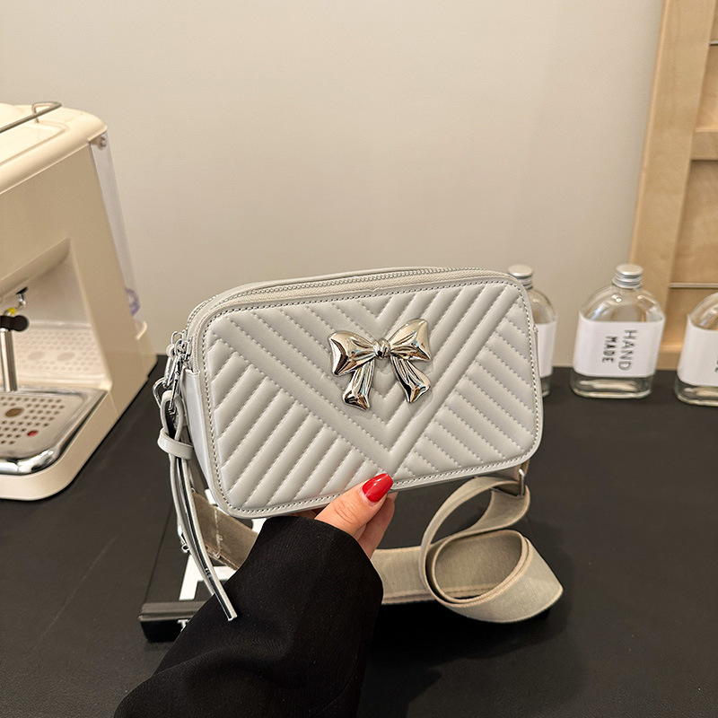 Bolsos transfronterizos para mujer 2024 nuevo bolso de cámara de todo fósforo de moda de alta gama casual simple bolso cuadrado pequeño de mensajero de un solo hombro