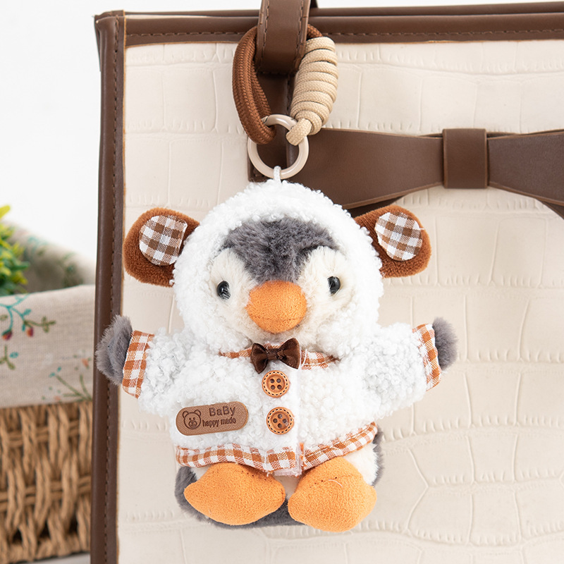 Пингвин в белой одежде