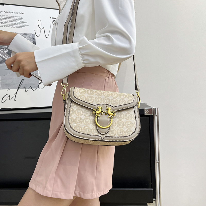 2023 Herbst Neue Live-Übertragung Beliebte Trendy Retro High-Level Umhängetasche Koreanische Satteltasche Unterarm Damentasche_voghion.com