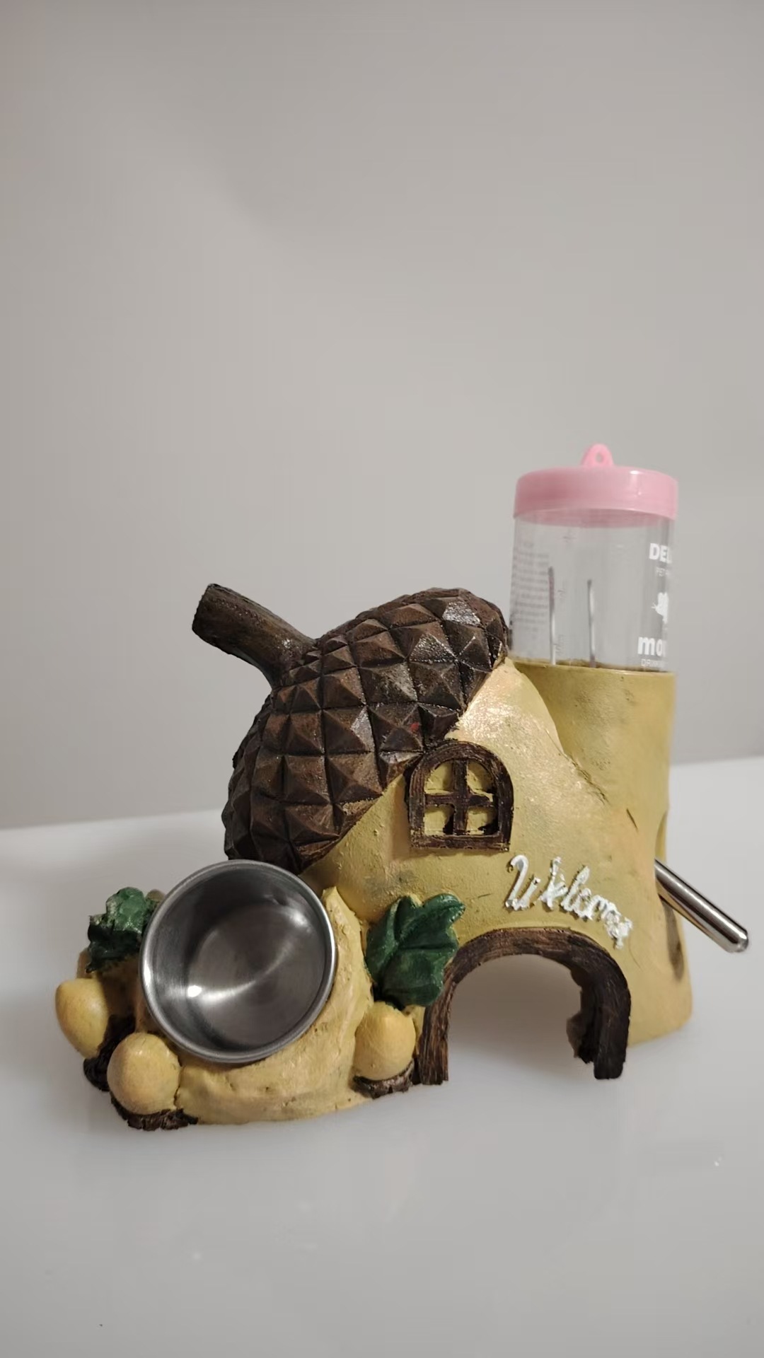 Los fabricantes personalizan muestras de pequeños suministros para mascotas, comederos de hámster, agua para evitar agujeros, casas de piña de frutas, péndulo creativo de dibujos animados