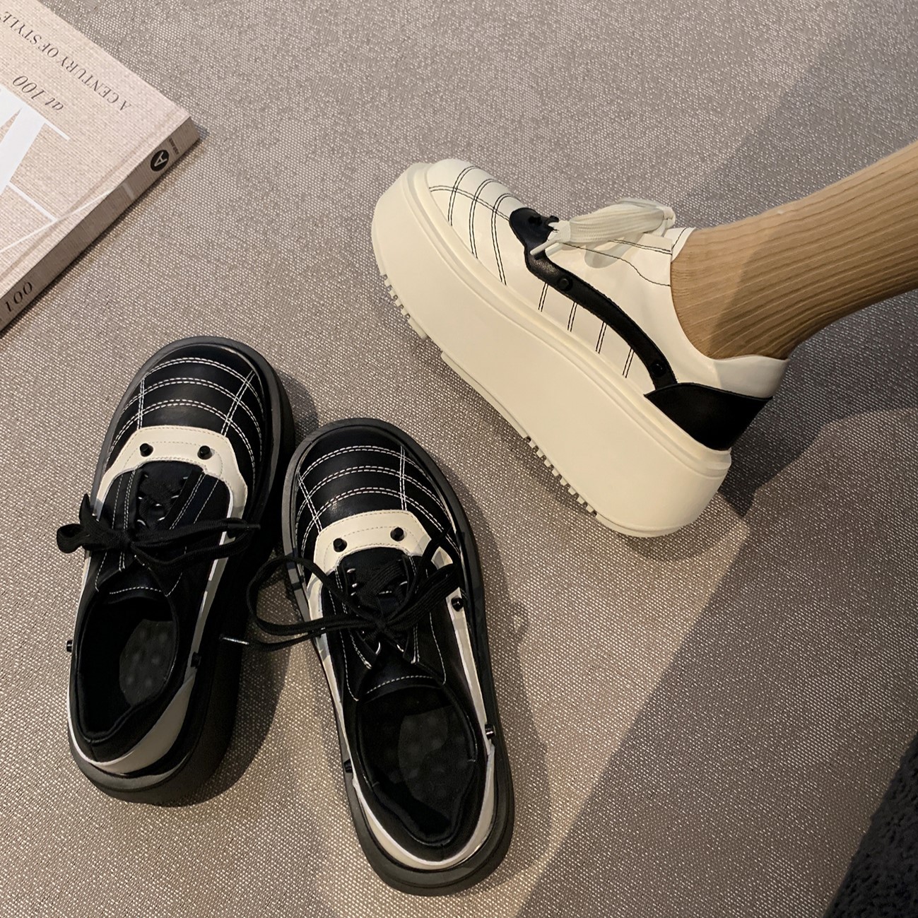 Giày sneaker nữ đế dày da bò phối màu dây buộc phong cách thể thao — màu đen