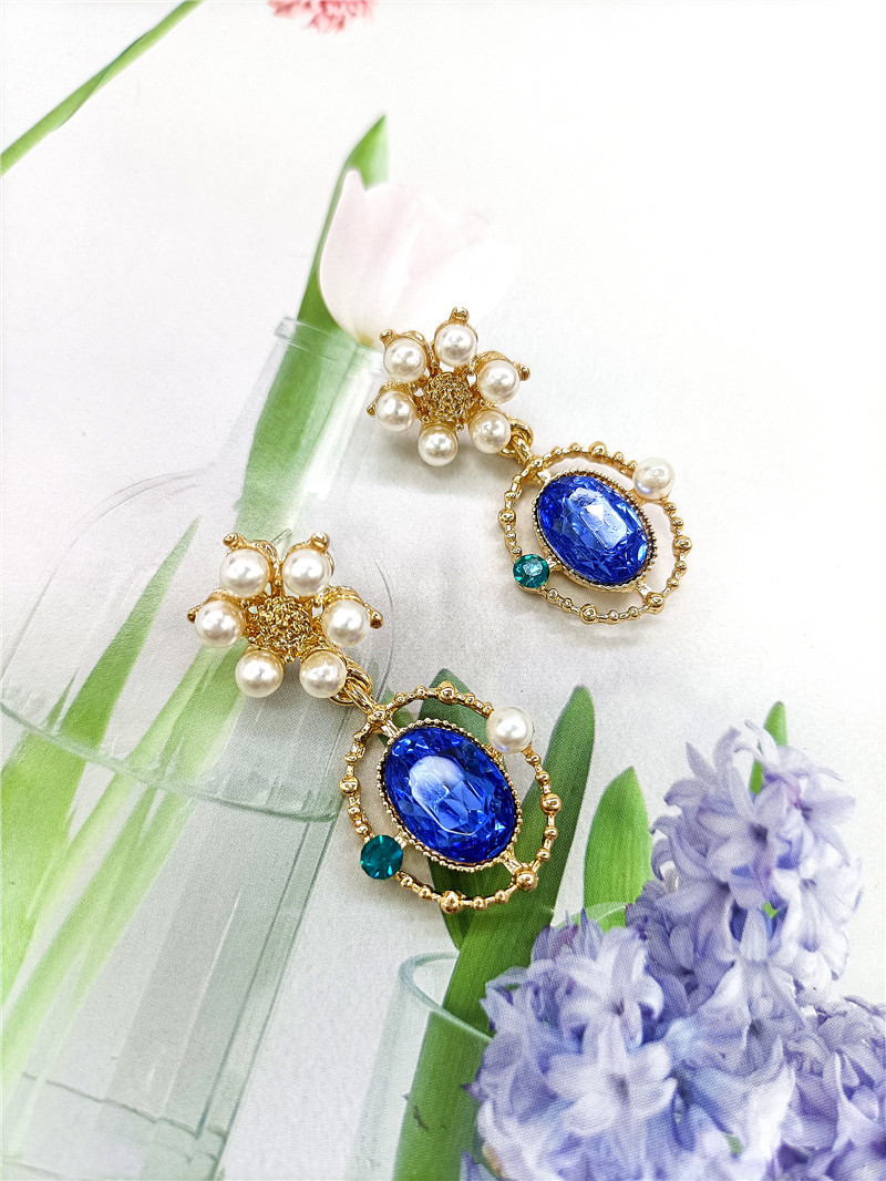 Retro Sapphire Pearl Flower Earrings Wholesale Nihaojewelry display picture 2