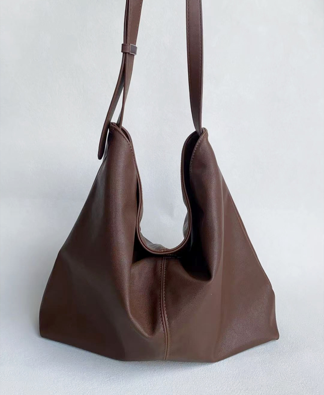 Borsa a tracolla grande in pelle di nicchia coreana con superficie stropicciata_voghion.com