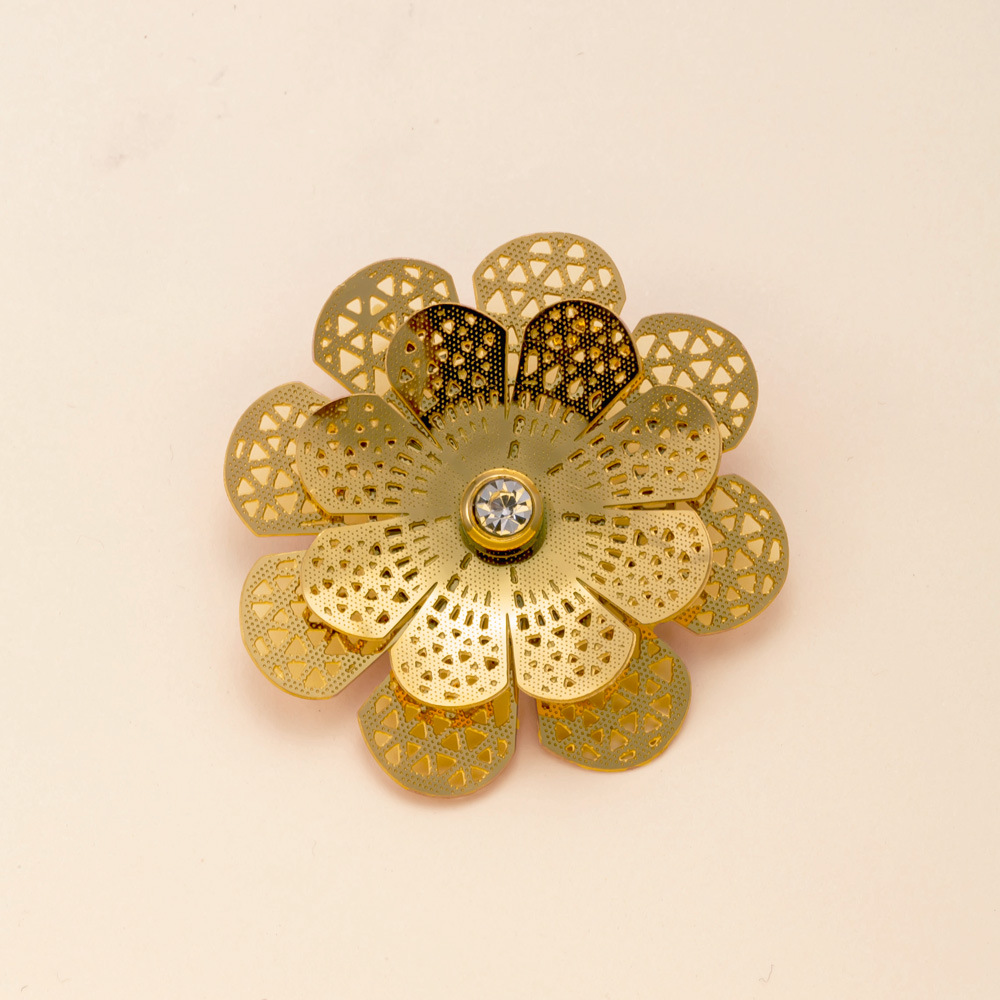 Colgante único Venta caliente europea y americana joyería de acero inoxidable hueca flor multicapa joyería de bricolaje retro accesorios chapados en oro de 18k