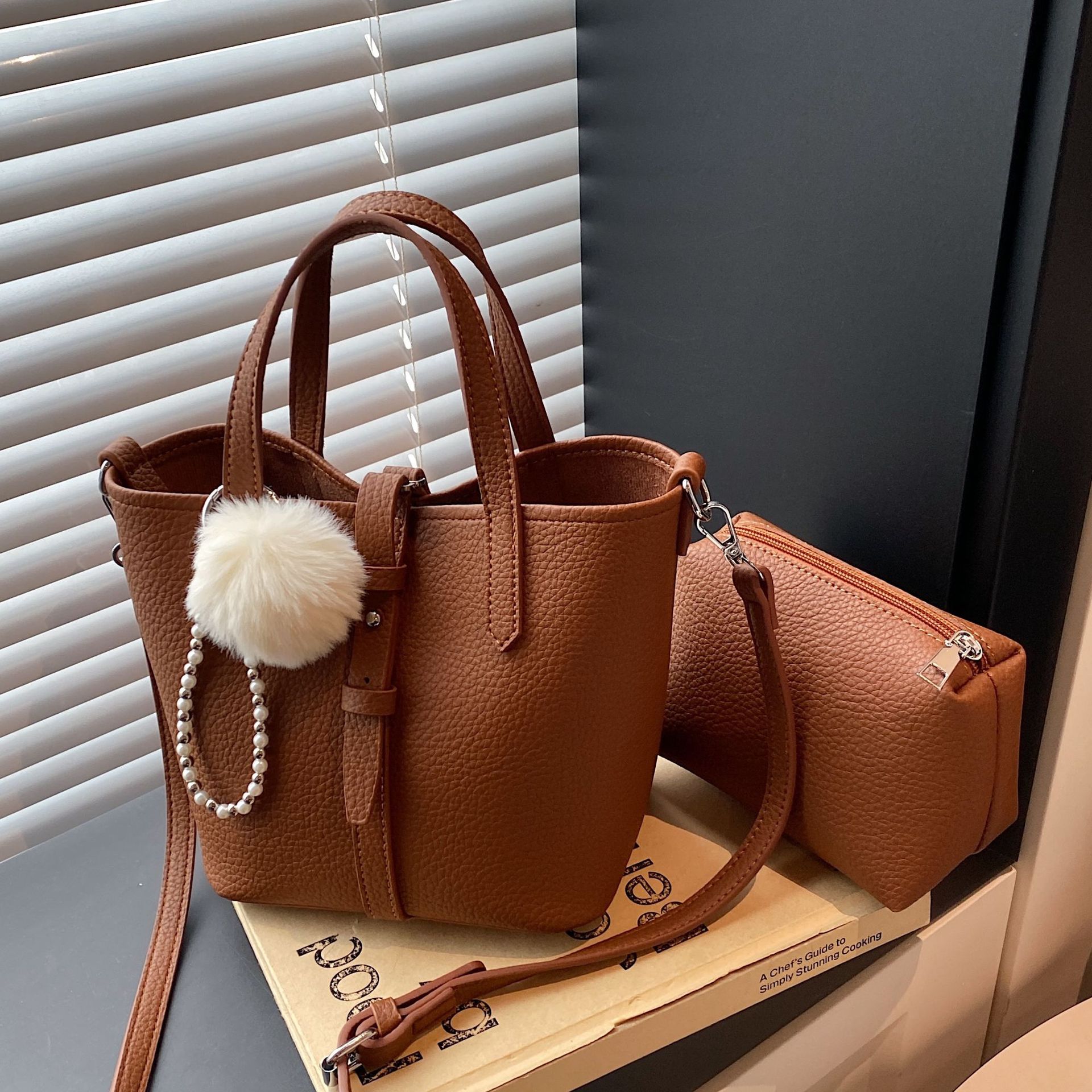 Bagos de cestas de nicho, bolsas de cubo portátiles 2025, otoño y invierno, bolsas de mujer de moda retro, bolsas de mujer.