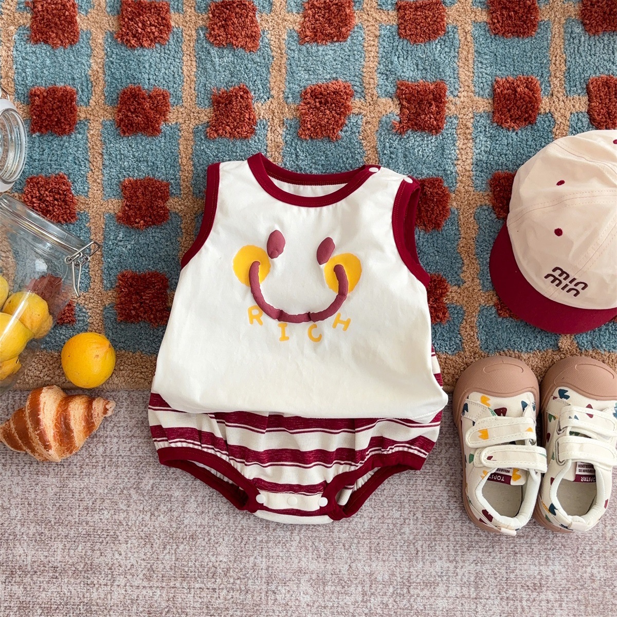 Traje de niño sonriente coreano 2025 verano nuevo estilo bebé dibujos animados pantalones cortos sin mangas hombres bebé delgado traje de dos piezas