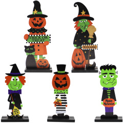 木の工芸品の置物はハロウィンのカボチャ人の巫婆の家の机の上で木製品の置物を飾ります。