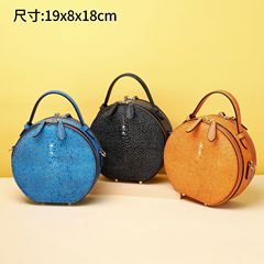 新しい光沢のある真珠の魚の紋様の小さい丸い包みの経典の女性の手は肩を持って斜めに包んでファッションの女性のカバンの潮の工場にまたがります。