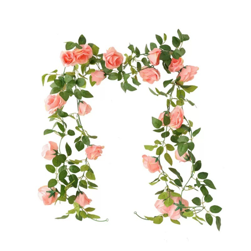 Simulación de flores falsas rosas de caña colgando la pared tubería de drenaje envuelta hoja verde que cubre la parte superior de la decoración de boda de plástico