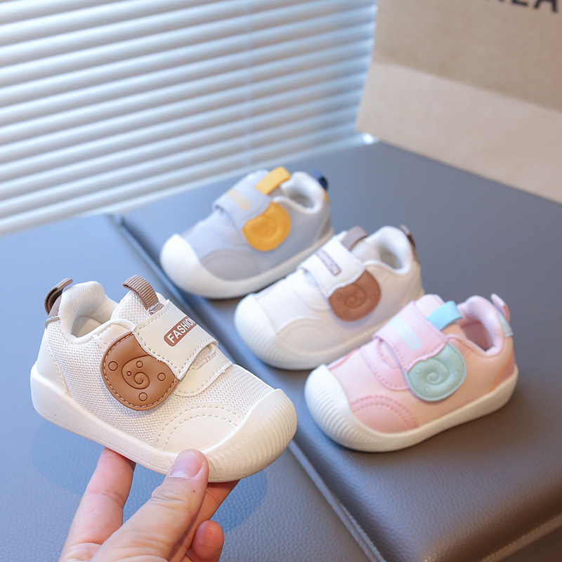 Zapatos infantiles para bebés en otoño nuevos zapatos de función ligera antideslizante con suela suave, una etapa de zapatos de red para bebés, hombres y mujeres.
