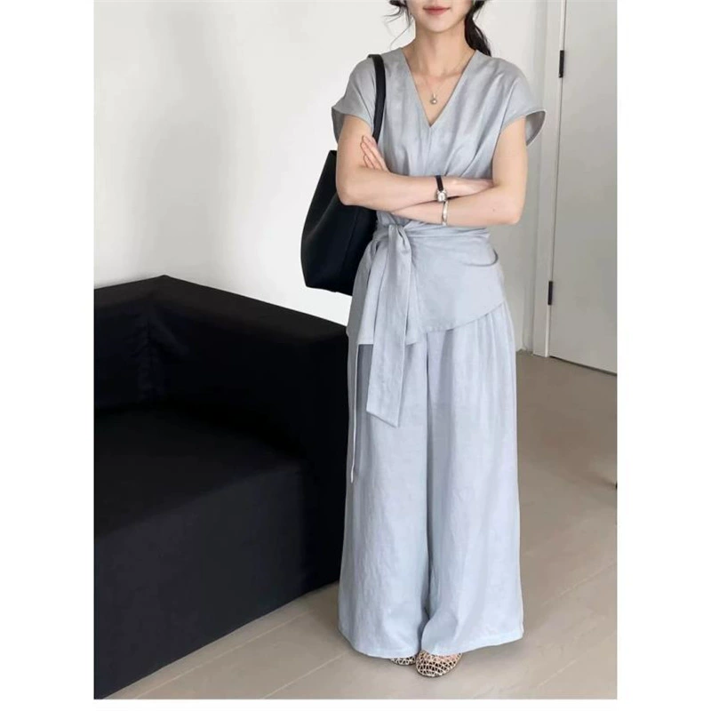 Стильный женский костюм из двух предметов: топ-жилет с V-образным вырезом и бретелями на талии, и широкие брюки с высокой талией.