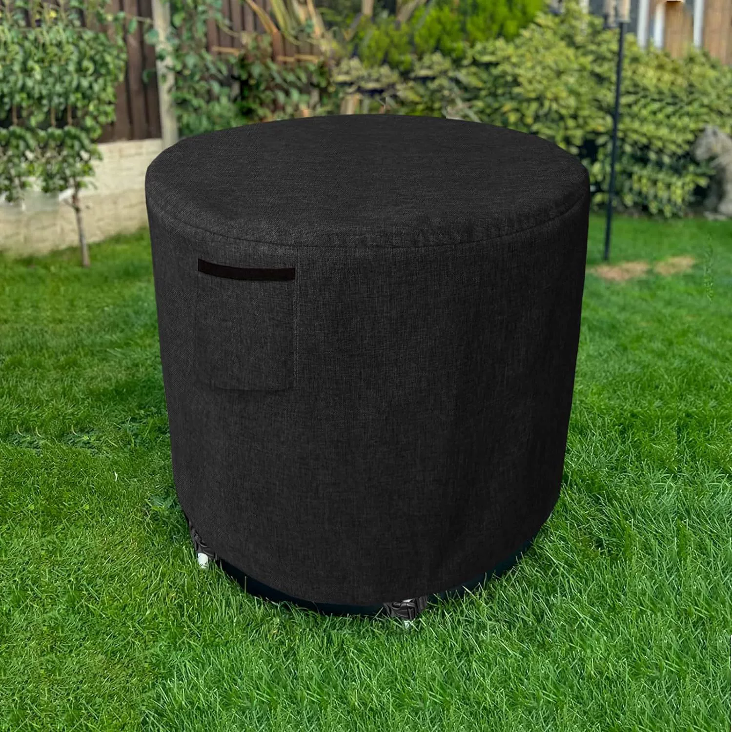 Игольчатая крышка для ледяной ванны наружная круглая крышка для швов для домашних хозяйств. Спортсмен настраивает ледяную ванну. Складная защитная крышка для ванны