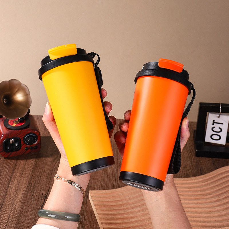 国境を越えた 316L ステンレス鋼のコーヒーカップ、持ち運び可能なロープ付きの見栄えの良い二重層真空断熱カップ、ポータブルダブルドリンクカップ卸売|undefined