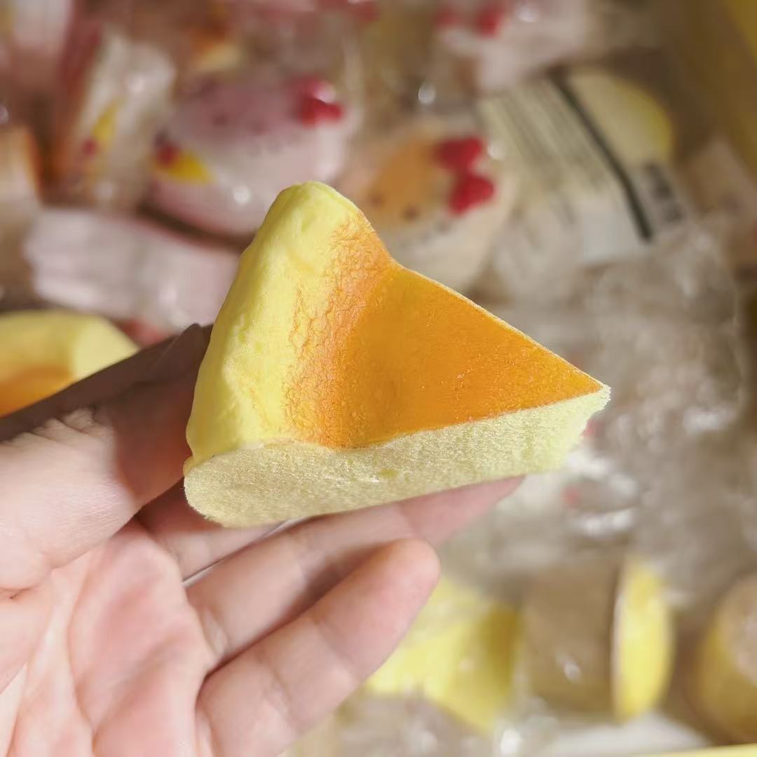 촉촉하고 부드러운 촉감의 삼각형 피자, 느린 복원력