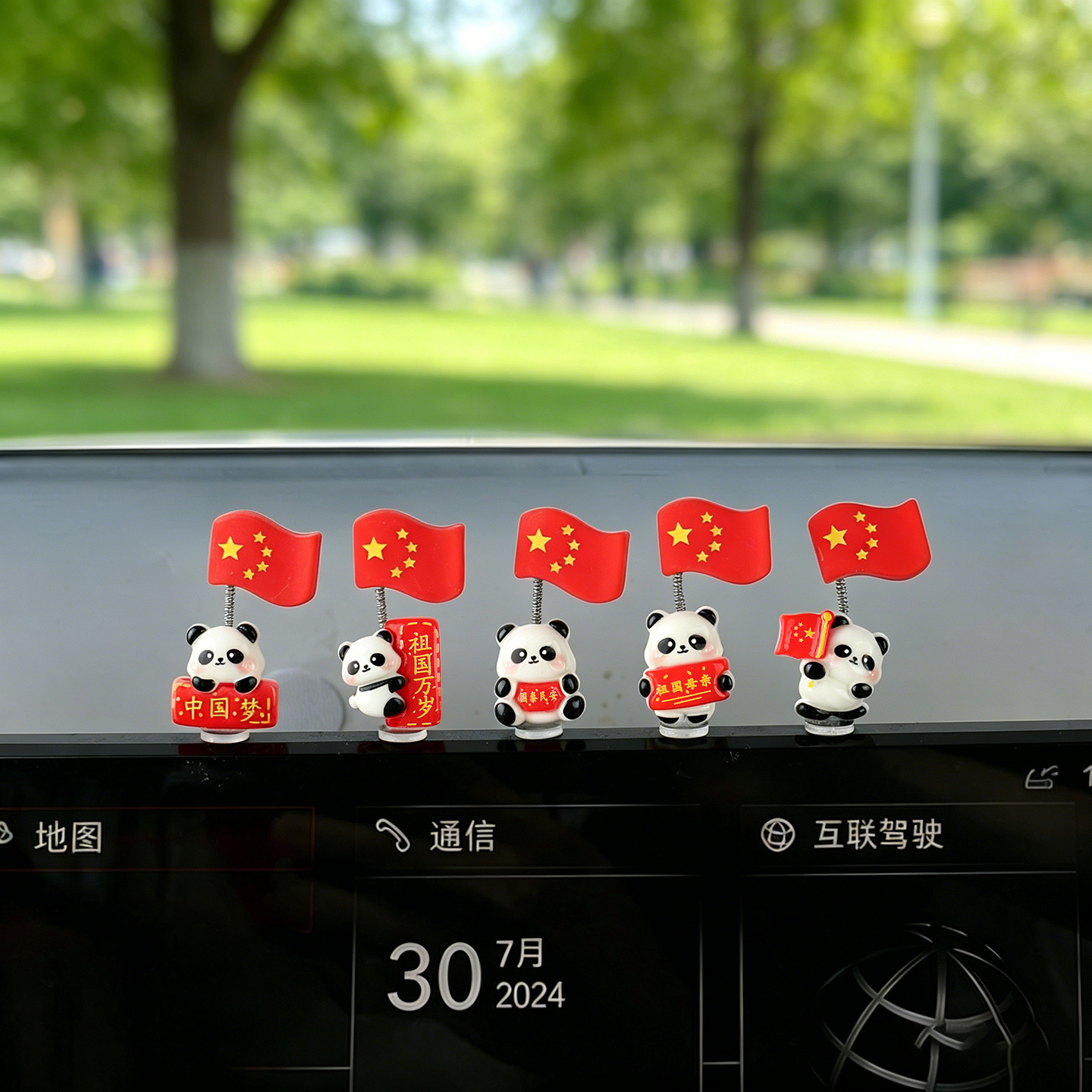 2026 decoraciones de automóviles consola nueva bandera panda decoraciones dibujos animados adornos de escritorio de automóviles eléctricos lindos
