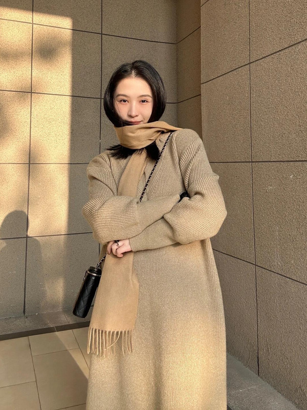 【现货】高级感气质休闲V领针织连衣裙秋冬新款宽松显瘦百搭长裙|undefined