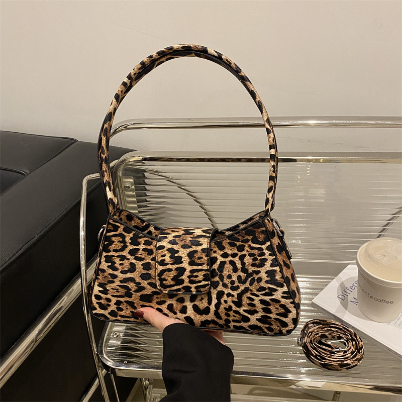 Moda europea y americana bolsos de brazo, leopardo, bolsos de mujer, 2024 invierno, bolsos de moda personales, bolsos de hombro literarios de moda.