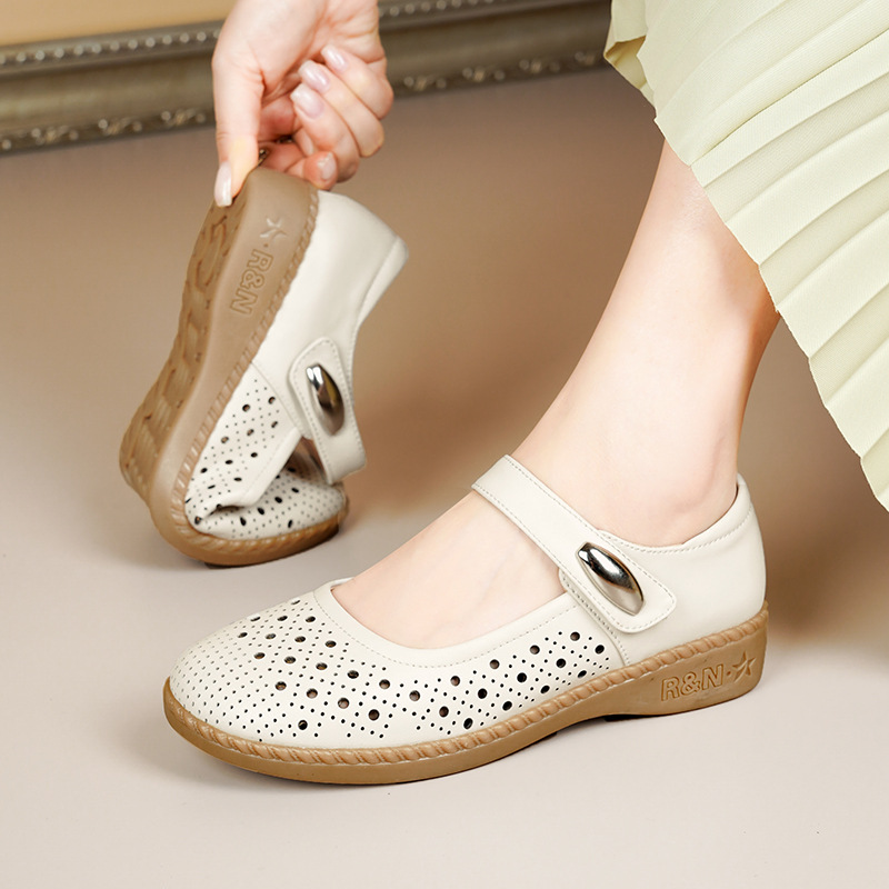 Sandal nữ da thật gót thấp quai chữ V đế mềm — Màu đen