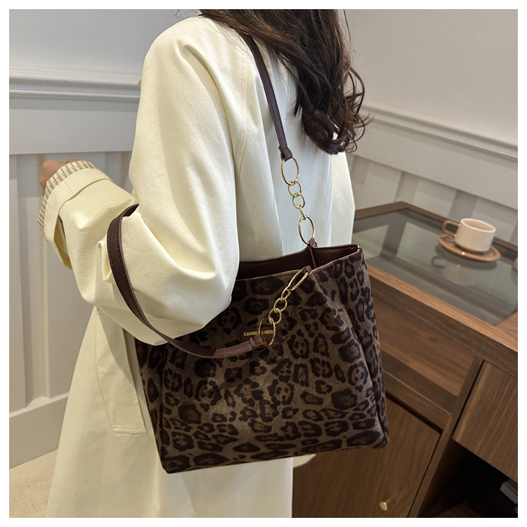 A new velvet leopard print single-shoulder bag and hand-held tote bag for women's casual commuting in autumn and winter 2024 undefined