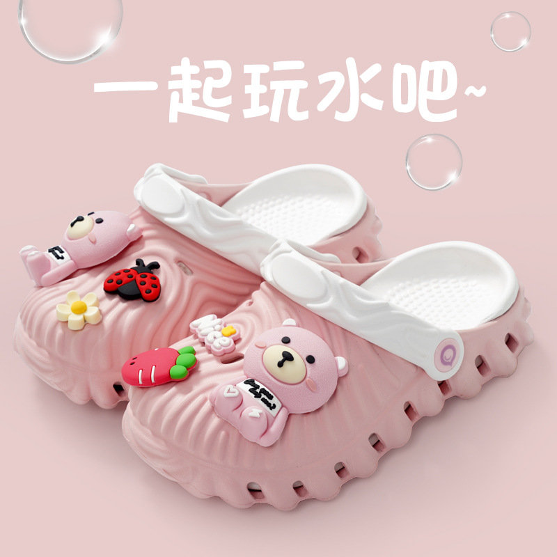 Nuevos zapatos de agujero de fondo suave de Baotou de dibujos animados lindo para hombres y mujeres, niños de mediana edad eva, ropa exterior ligera, sandalias y zapatillas de todo fósforo al por mayor