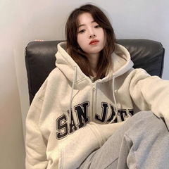 帽子付きのパーカーの女性は秋冬に合わせて厚いです。