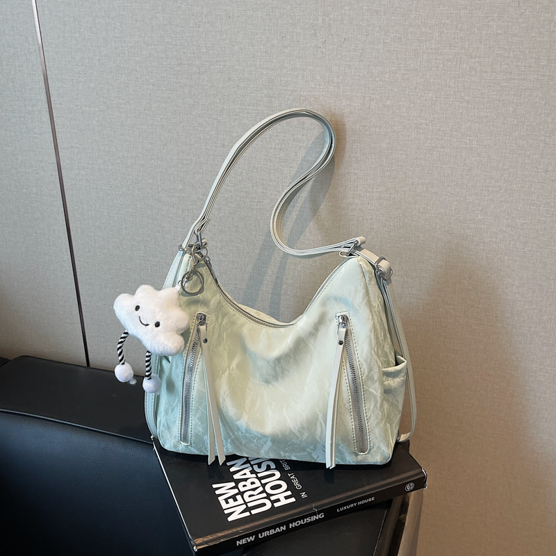 펜던트가 달린 그린