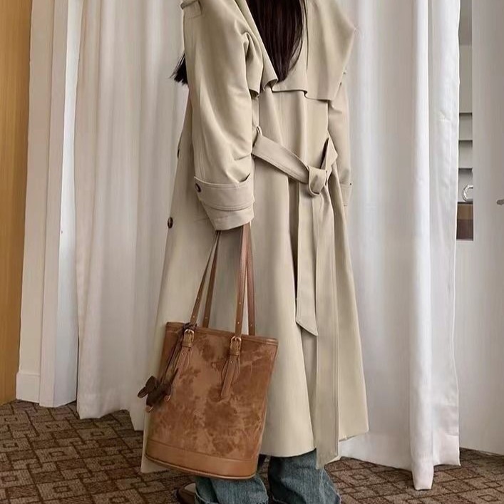 Capacious shoulder bag