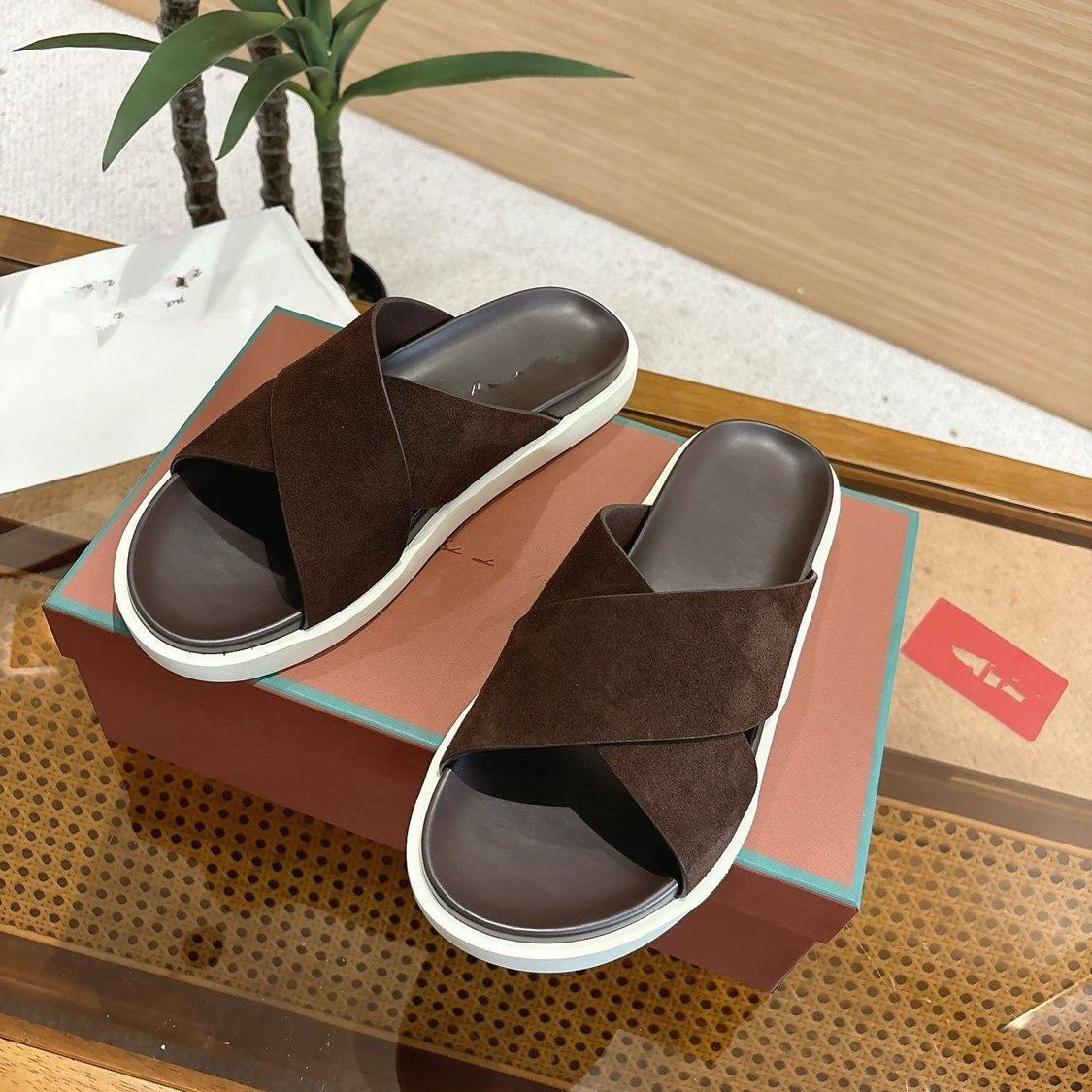 Elite fashionable slippers