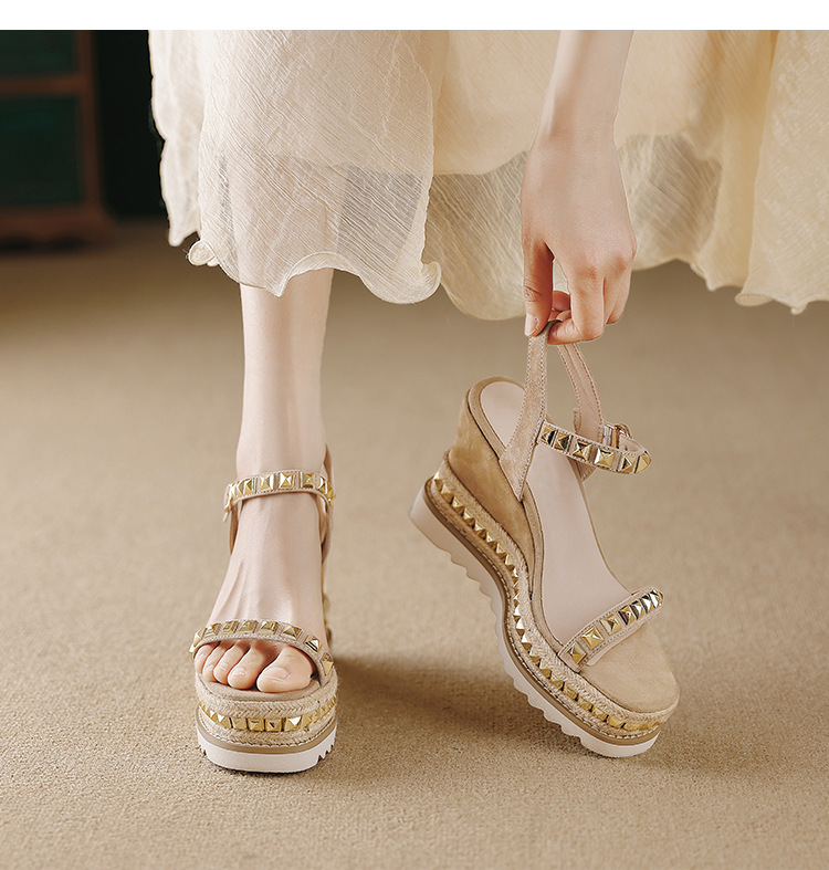 Sandal cao gót nữ đế xuồng đan rơm, mũi vuông hở ngón, quai ngang đinh tán — màu đen, màu kaki chi tiết 10