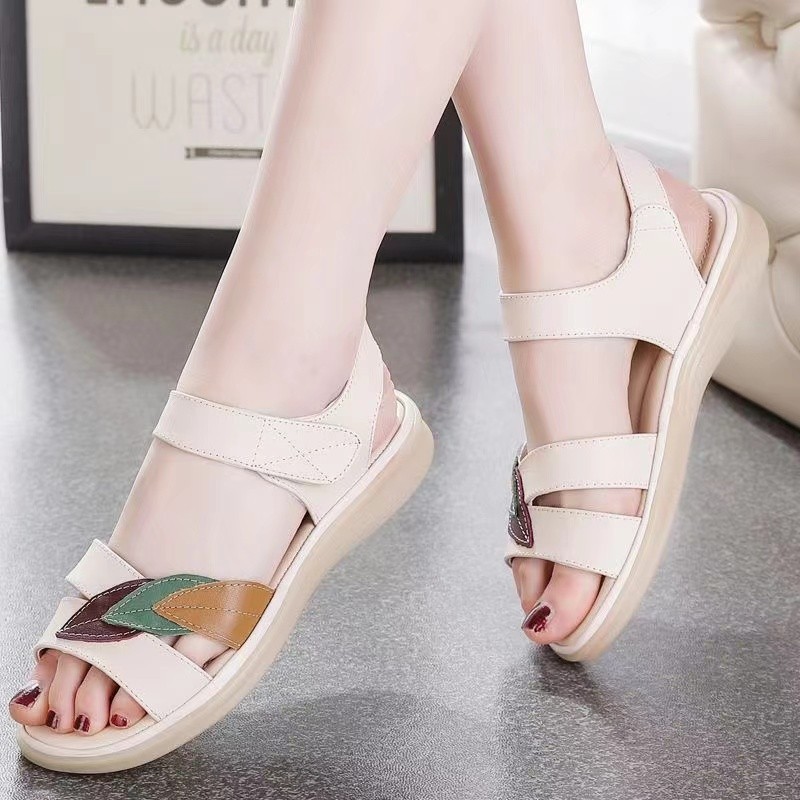 Sandallas de cuero suave ligeras para mujeres 2026 verano explosivo para salir con un amplio anti-deslizante plano confortable sandalias de madre