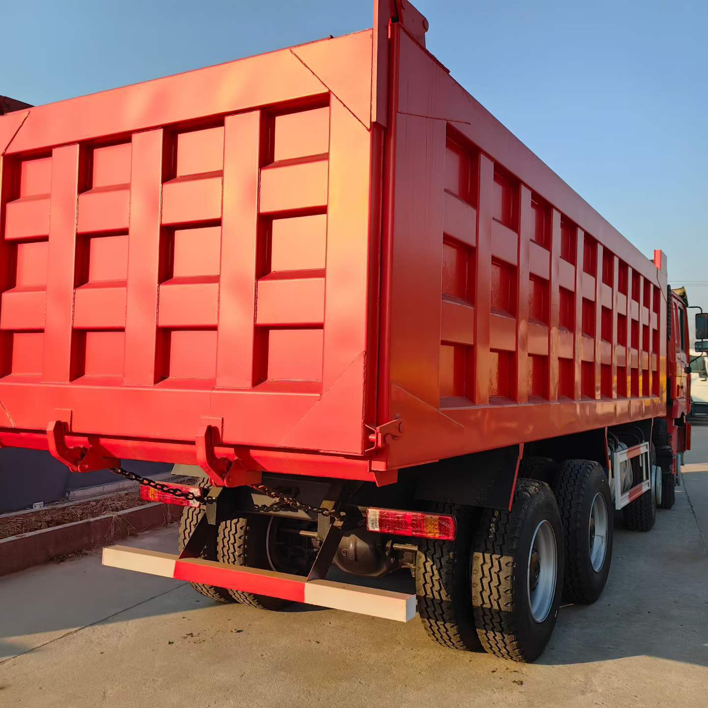 Export model: Shaanqi Delong 8x4 dump truck, 380 horsepower, oil pump, rear eight-wheel mining engineering vehicle, rear-tipping truck