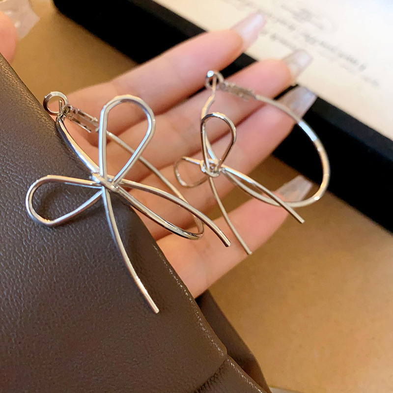 Aguja de plata Pendientes de anillo de elemento transfronterizo europeo y americano Pendientes de nicho de viento frío Pendientes de temperamento de moda Pendientes de lujo ligero y de alta gama
