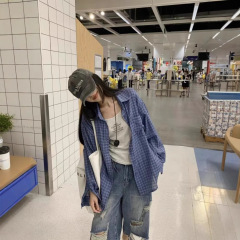 フランスのデザイン感のある青の格子の長袖のシャツの女性の春秋のタイプのシャツの外はゆったりしています。
