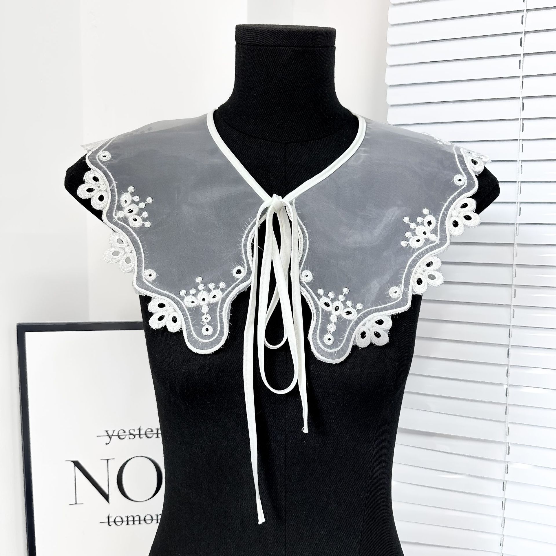 Ogan blanco bordado encaje de cuello falso mujer correa transparente decoración de collar suéter vestido con accesorios