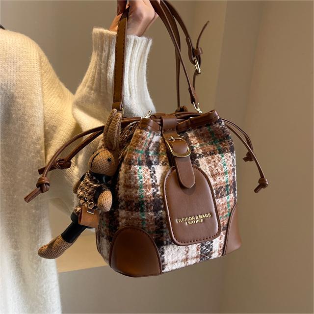 Textura de alto grado todo partido crossbody cubo hombro pequeño bolso para las mujeres 2023 nueva moda viajero retro bolsa de mensajero