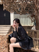 黑色波点长袖衬衫连衣裙女秋季2025新款雪纺v领短裙高级感a字裙子