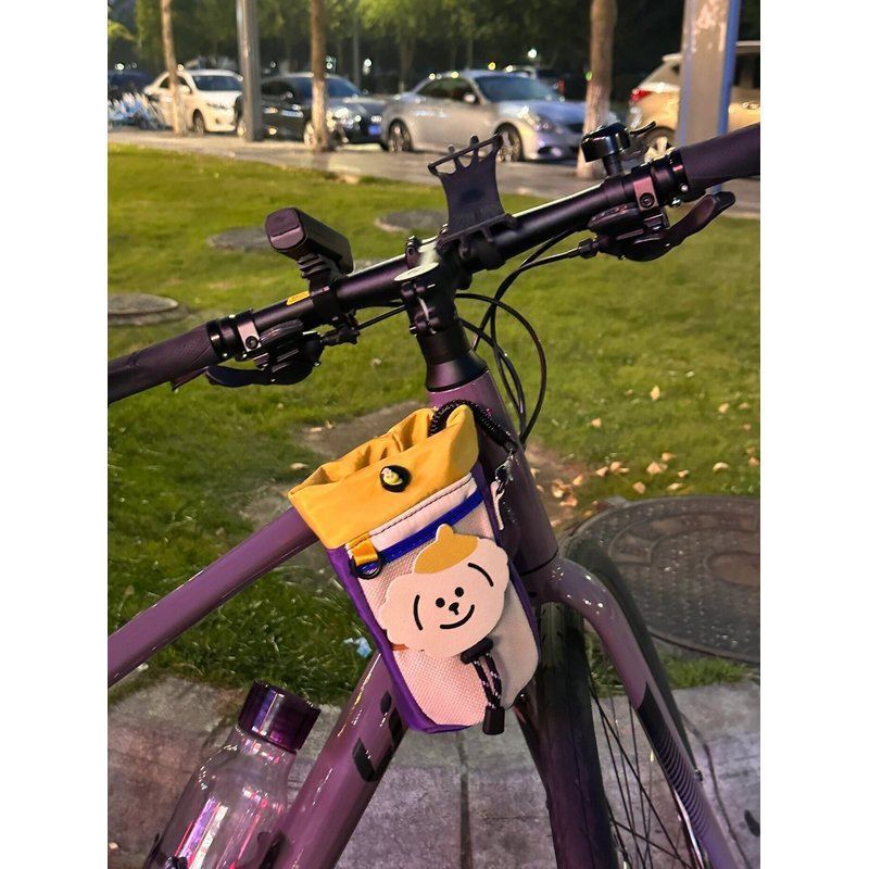 マウンテンバイクに乗る前に、道路の自転車を包んで、前の梁を道路の車に包んで、荷物を包んで、かわいいです。|undefined