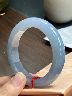 The blue and purple bracelet is circled, with a good base makeup. Natural Burmese jadeite A goods wholesale process.