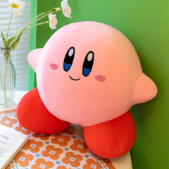 星のカービー人形のベッドの上で枕をして寝ます。