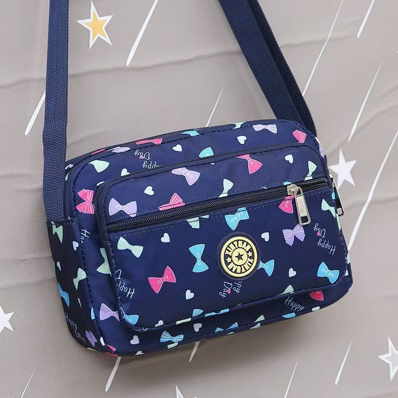 新商品の女性カバンが屋台を並べています。|undefined