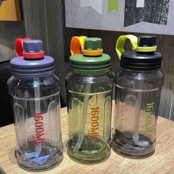 Qitong2335 verano nueva taza de plástico 2000ml deportes hervidor de agua de las mujeres gimnasio espacio taza