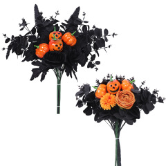 国境を越えた人工鬼顔カボチャはクリスマスハロウィーンの黒いバラの花を緑に植えて黒いカエデの葉をシミュレートした