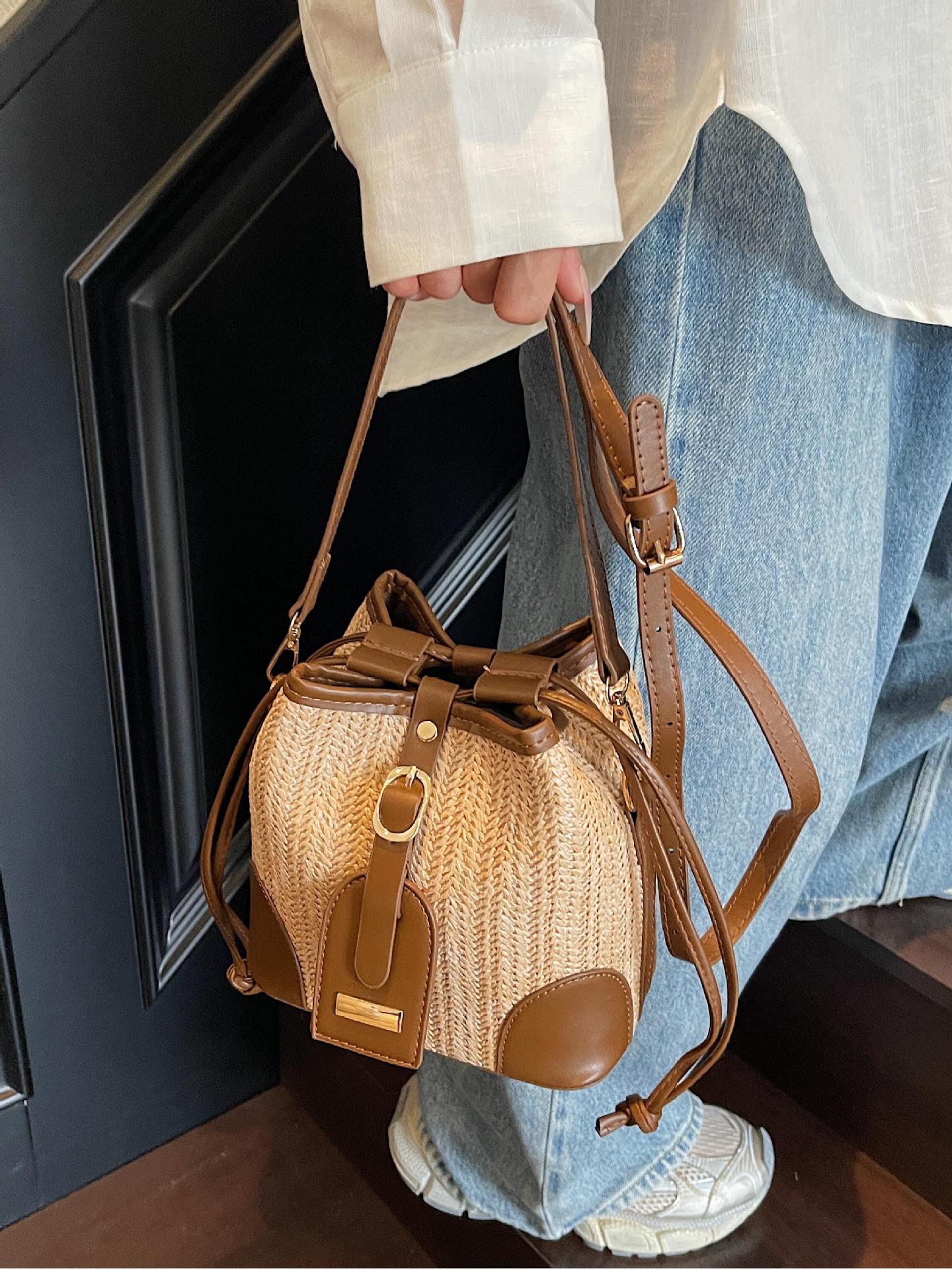 Bolso tejido femenino 2025 verano nuevo estilo juego junto al mar bolso de cubo de viaje tendencia bolsa de paja de mensajero de todo fósforo de nicho