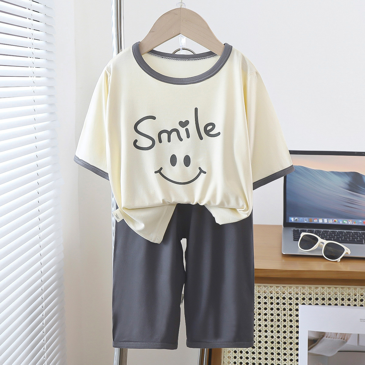 El nuevo traje de manga tres cuartos de servicio a domicilio de Yasser, pijamas de estilo caliente para niñas y tesoros para hombres, ropa de aire acondicionado para niños grandes y delgados de verano