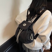 韩版百搭超轻运动大学生双肩包小众旅行登山包休闲高颜值撞色背包