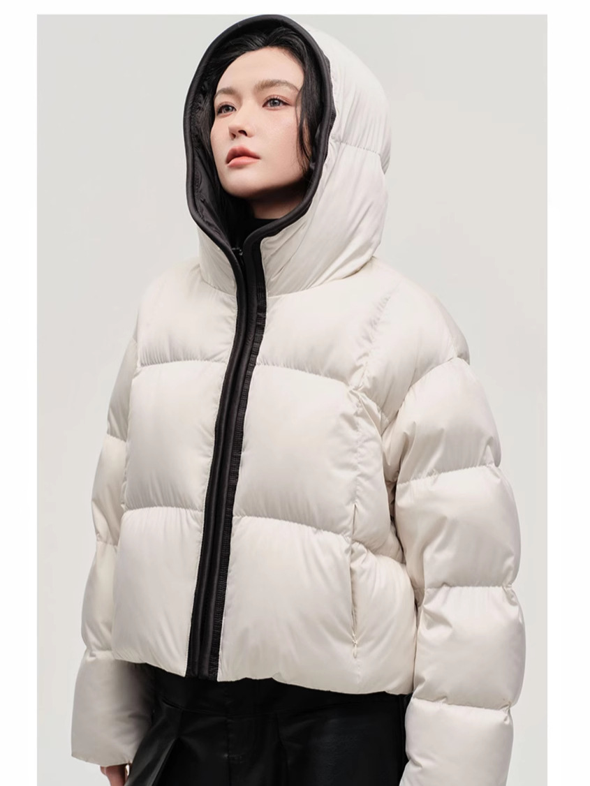 Ropa de exterior 2026 para mujeres pequeñas, chaqueta gruesa de algodón con capucha, estilo corto, resistente al viento, práctica para el invierno, versátil.