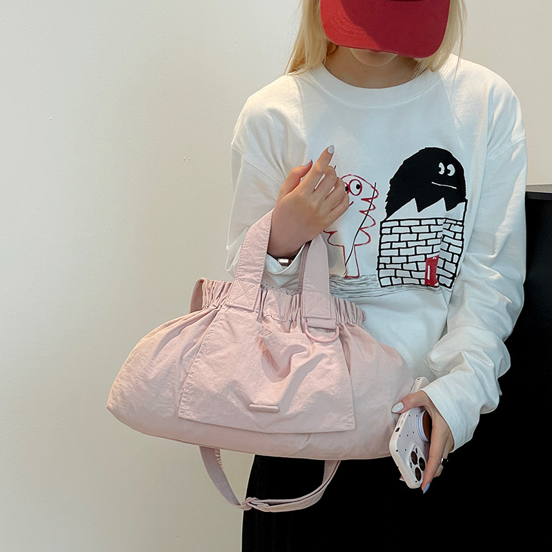 El nuevo diseño de nicho coreano del comercio exterior tiene un sentido del conocimiento de embarque a mano y una bolsa de mujer en el hombro es ligera, casual y plegable.