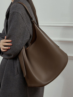 Capacious shoulder bag for leisure, one-shoulder bag, Korean style, genuine leather