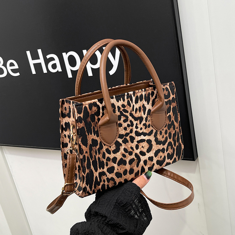 Bolsos de mujer portátiles populares 2022 nuevo bolso de hombro rombo de moda primavera simple bolso cuadrado pequeño