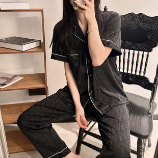 �Ứ˯��Ů���z�Lѝ�����ɫ�߼��мҾӷ��ļ�Ůʿ����z�I���b